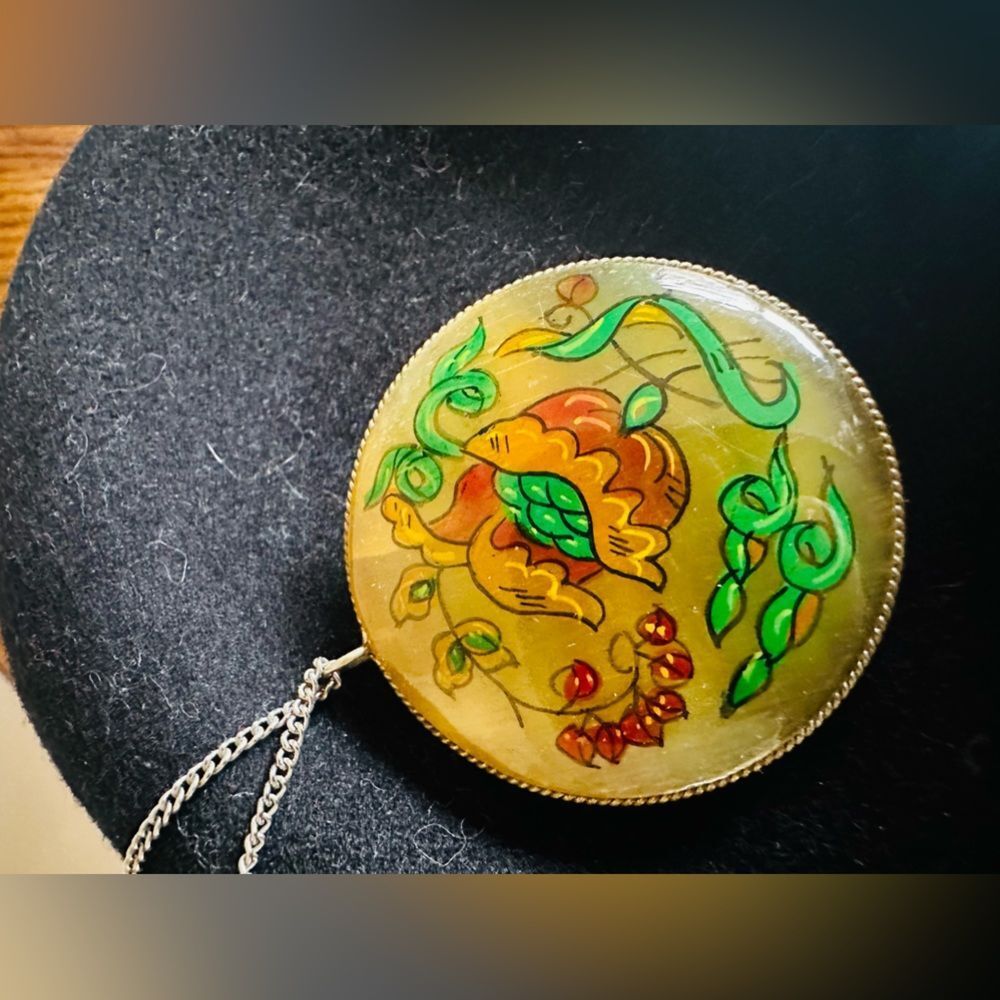 Russian Yoke Girl Hand painted 2sided lacquer pendent 1970’s Vintage - Picture 5 of 7